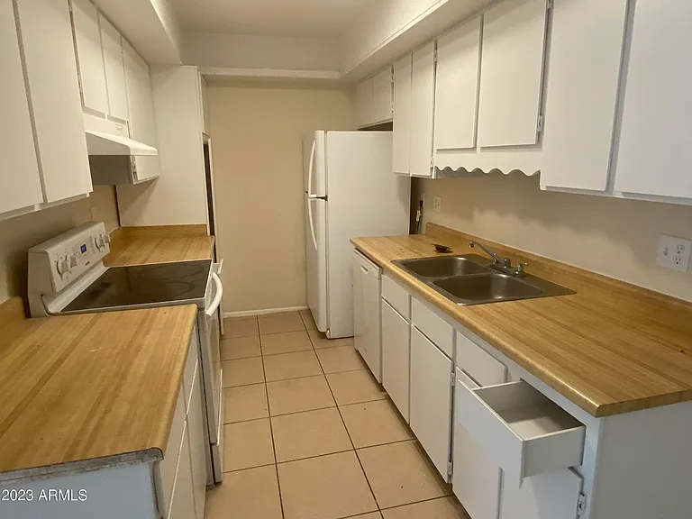 6002 W Townley Ave — Photo 2