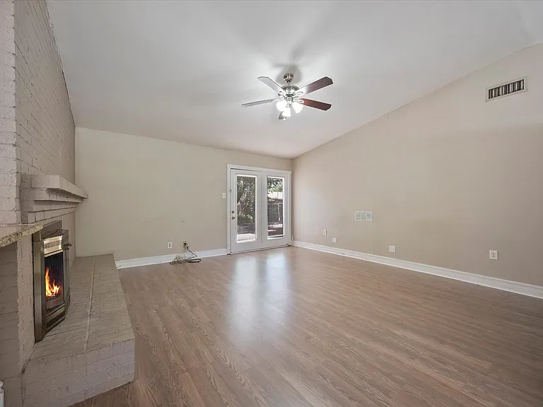 2413 Village Green Dr — Photo 9