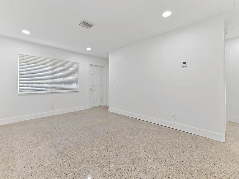 2541 NW 64th Ter — Photo 5