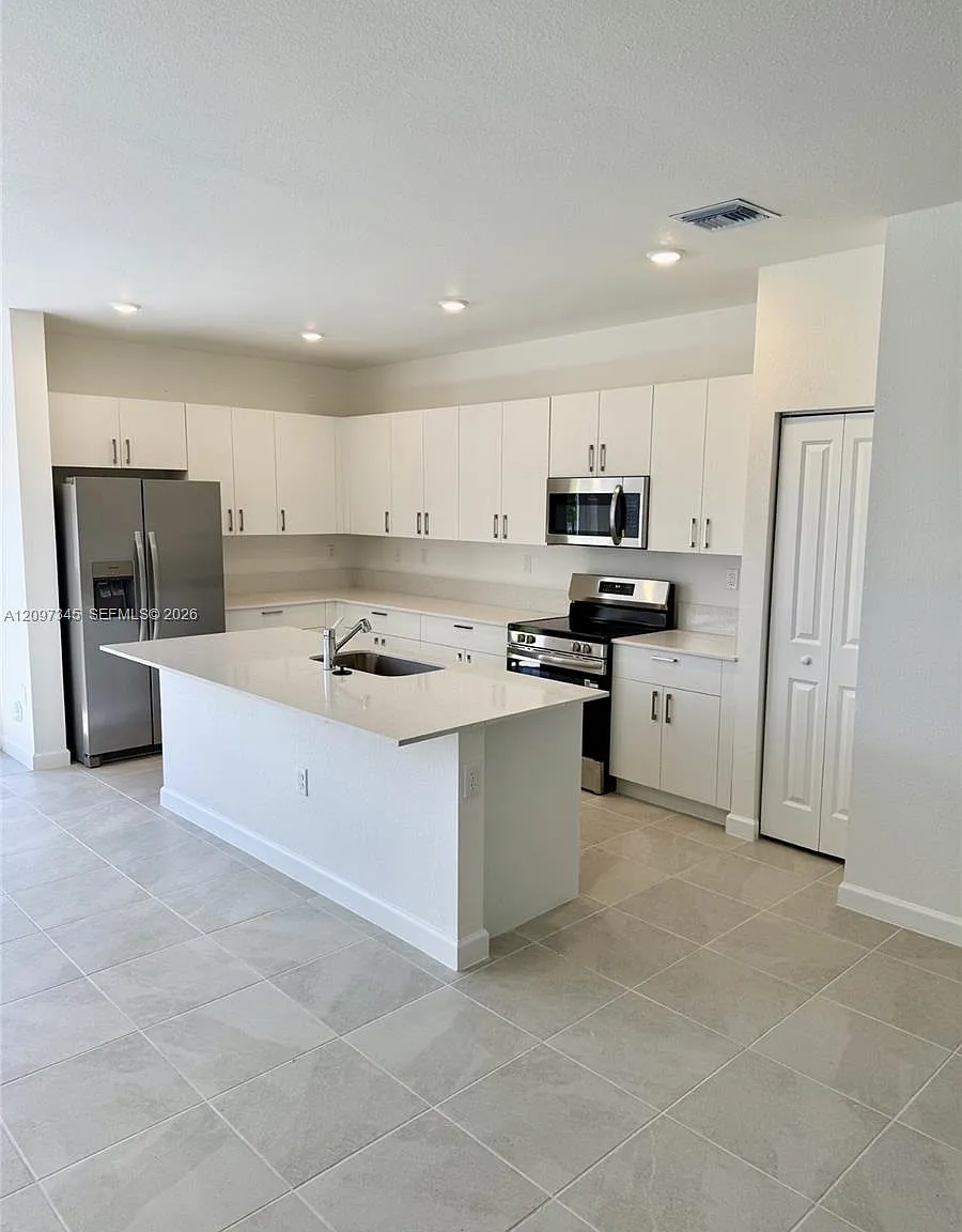 5 bed, 3.5 bath, 3105 sqft, $3,950 — Photo 4