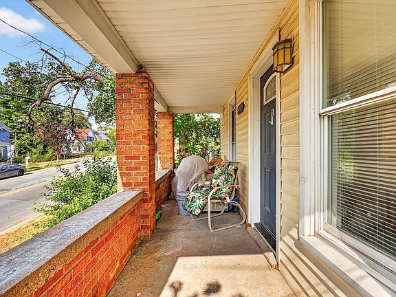 4th image of 909 Hall St SE