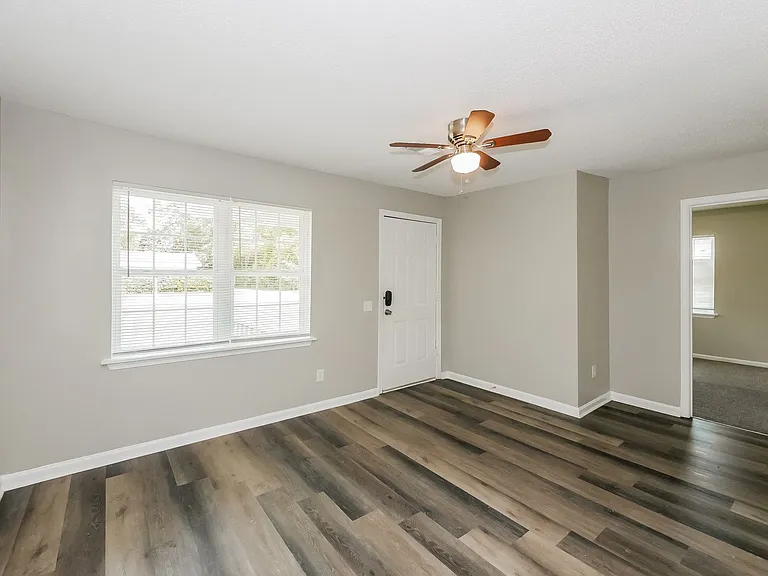 1414434_017_living_room_12916992.jpg