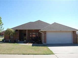 9500 Winfield Ln, Moore, OK 73160