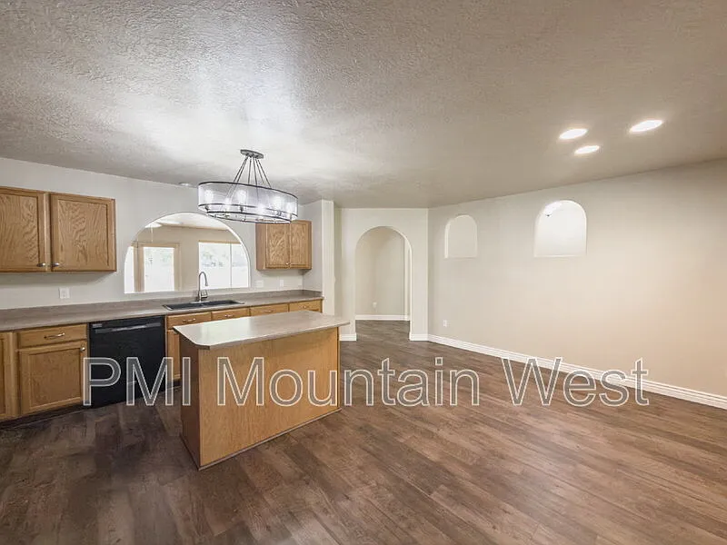 4 bed, 2.0 bath, 1794 sqft, $2,850 — Photo 2