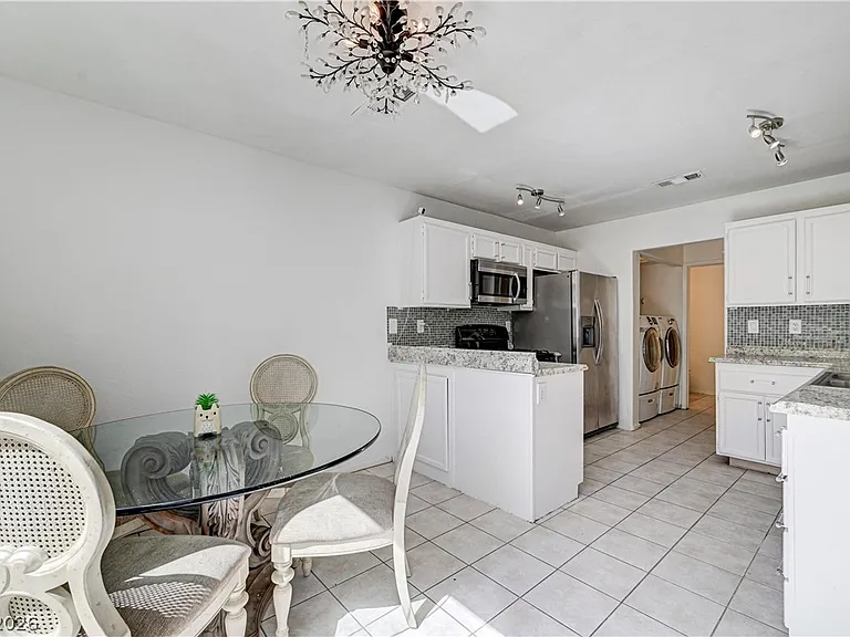 4040 Castle Cove Dr #4040 — Photo 16