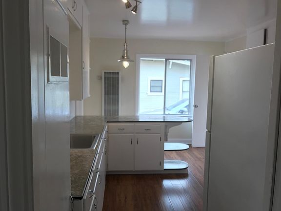 4th image of 241 Sunset Ave