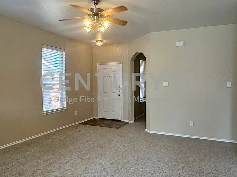 2146 Stonebrook Ln — Photo 3