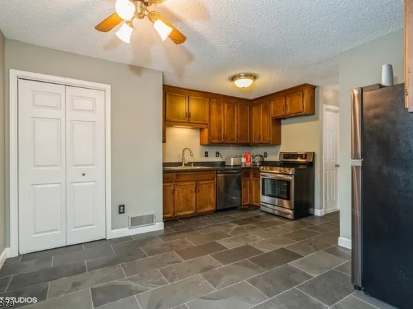 31 Burlington Ct, Hamburg Boro, NJ 07419