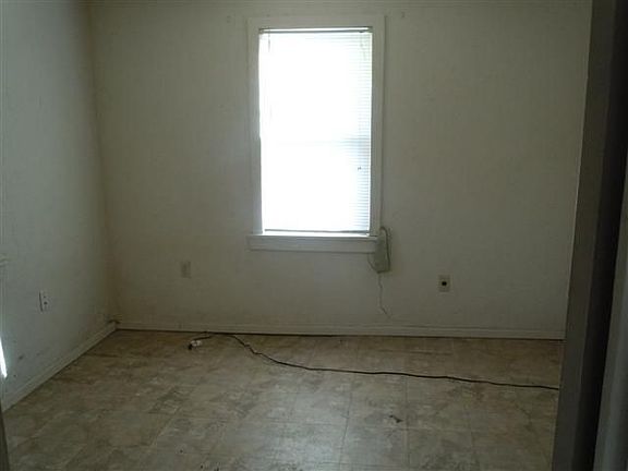 5th image of 4116 Thomas Dr