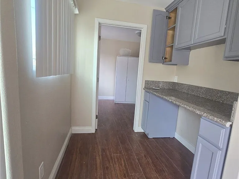 628 W 59th Pl — Photo 15