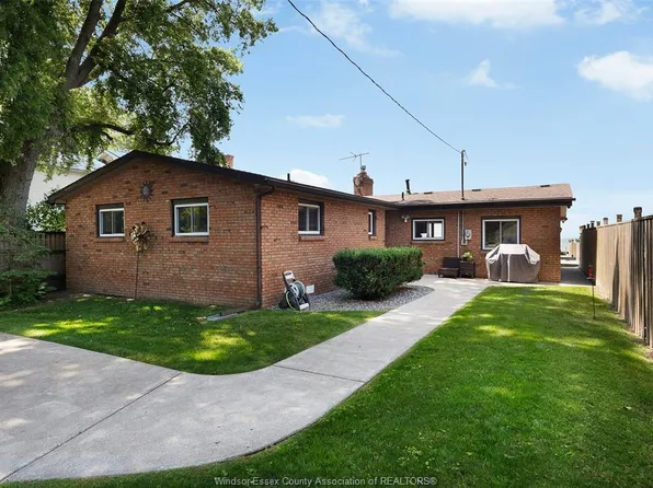 1824 Erie Ave, Amherstburg, ON N9V 2Y8
