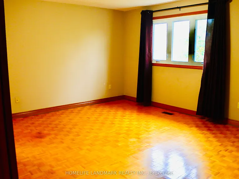 121 Harmonia Cres — Photo 36