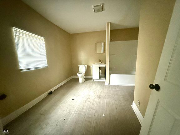 5th image of 4923 E University Ave