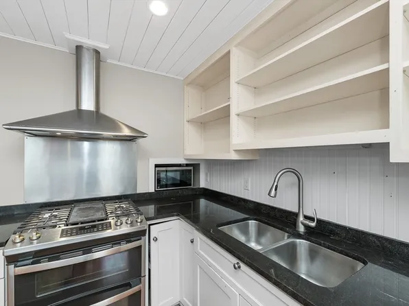 18 Bennett St #2, Manchester, MA 01944