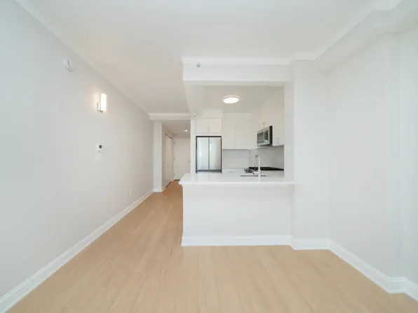 140 Riverside Boulevard image 4 of 21