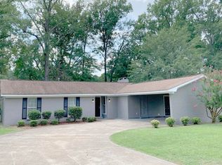 2114 Shamrock Dr, Columbus, MS 39702