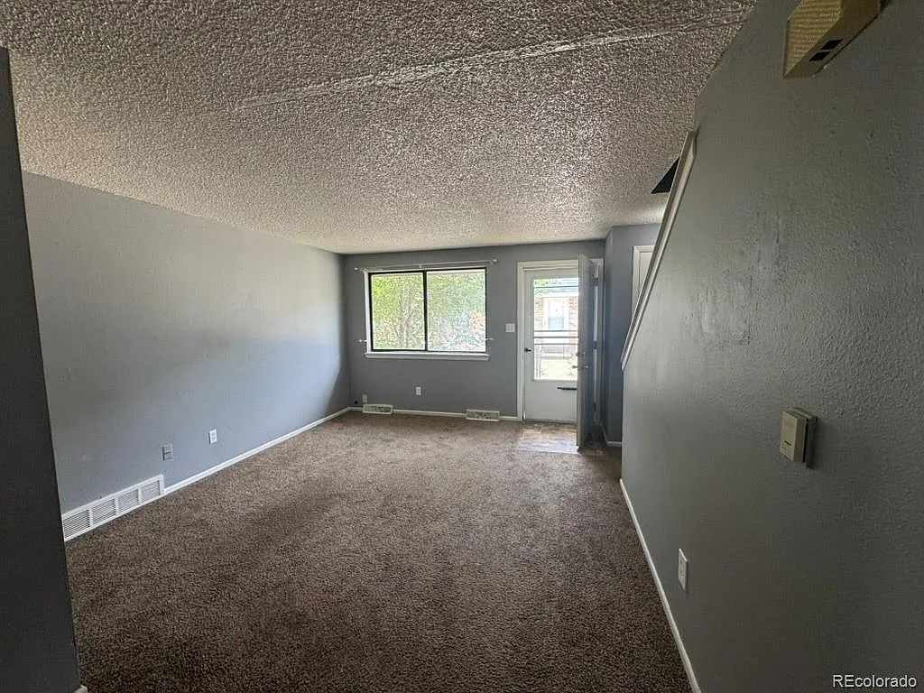 2 bed, 1.5 bath, 1105 sqft, $1,595 — Photo 2