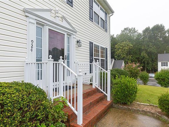 3rd image of 924 Poplar Cove Way