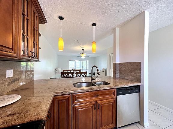 3rd image of 209 Oxford Pl #500