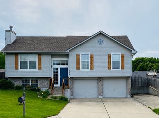 606 SW Whitestone Dr, Grain Valley, MO 64029