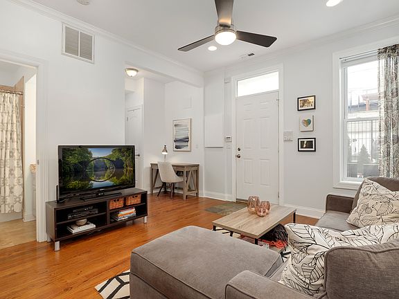 4th image of 1025 N Wood St APT 1R
