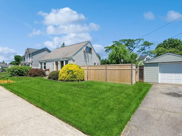 229 S Pershing Avenue, Bethpage, NY 11714