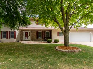 33 Harbor Pointe Cir, Bloomington, IL
