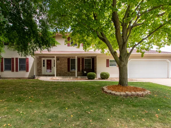 33 Harbor Pointe Cir, Bloomington, IL 61704