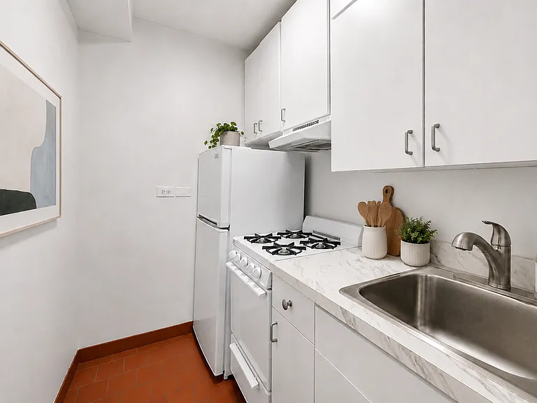 245 E 35th St #6J — Photo 2