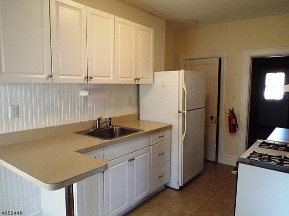 4th image of 49 Woodside Ave #2