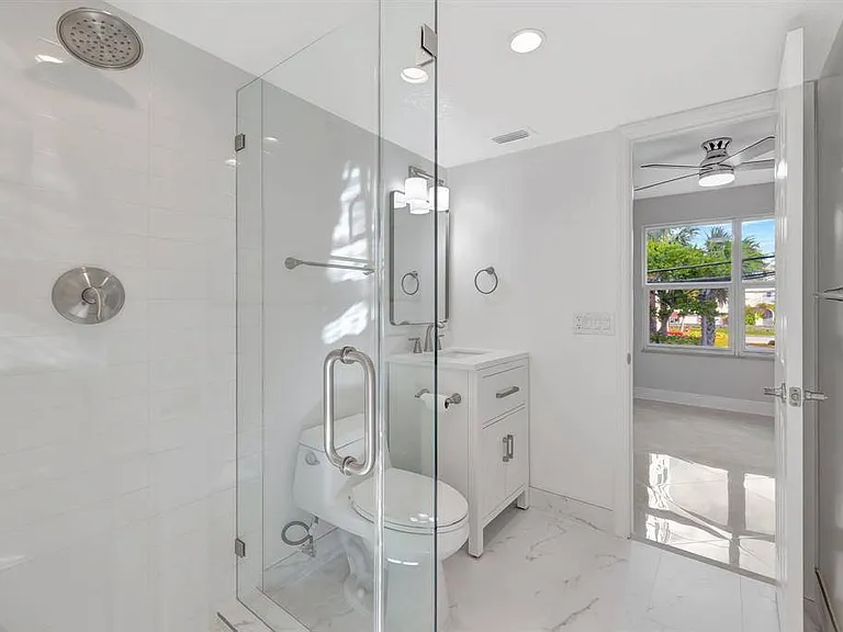 2400 NE 33rd Ave #212 — Photo 25
