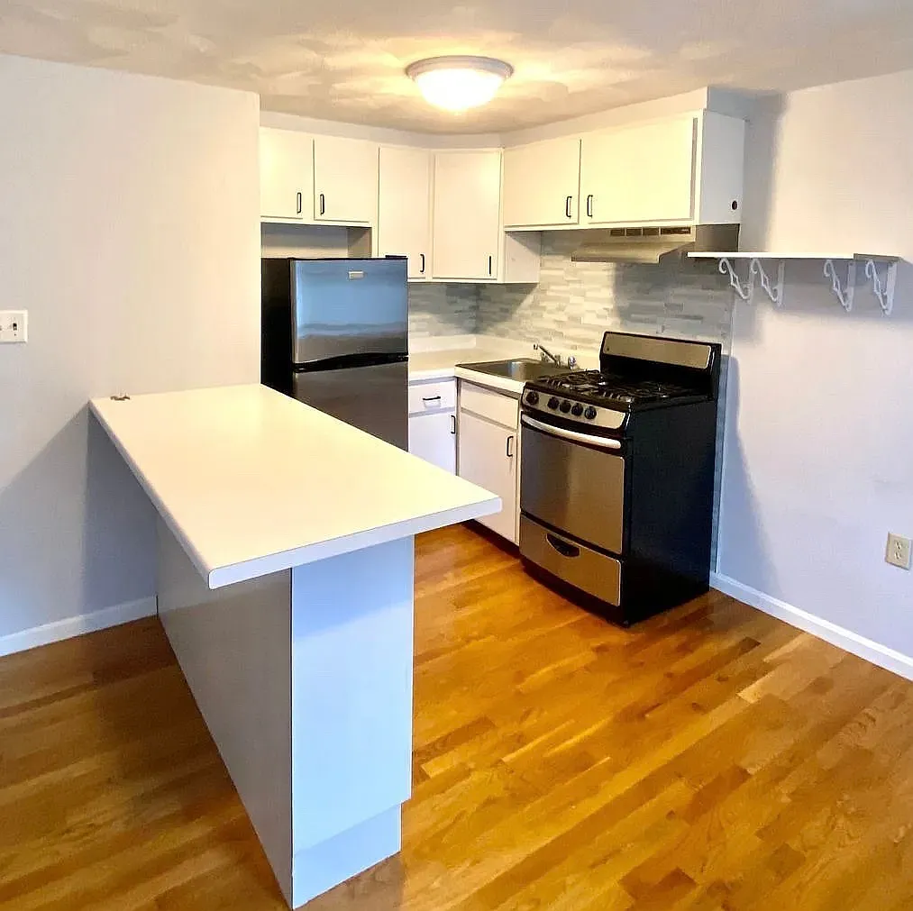 1 bed, 550 sqft, $2,400 — Photo 1