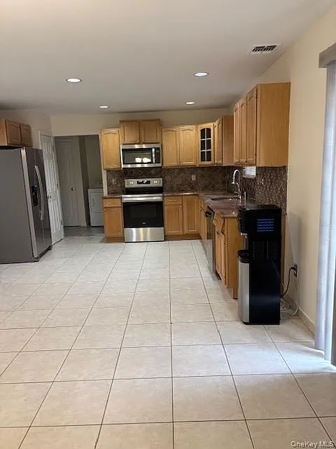 4 bed, 2.5 bath, 2500 sqft, $5,350 — Photo 3