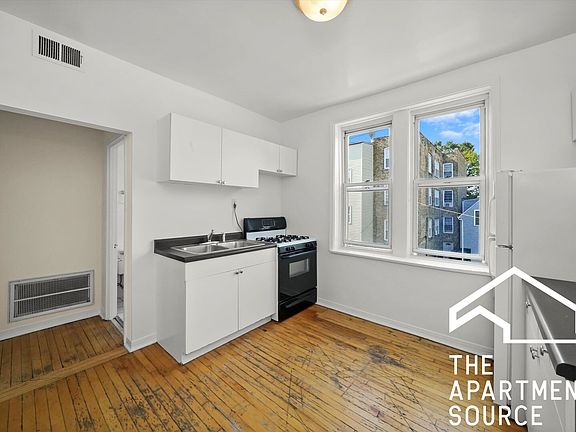 3rd image of 3038 W Wellington Ave #2