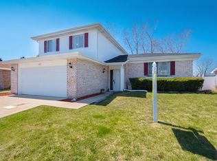 6824 Prairieview Ave, Woodridge, IL 60517