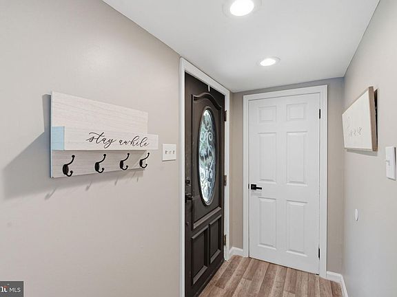 4th image of 497 Fresno Pl