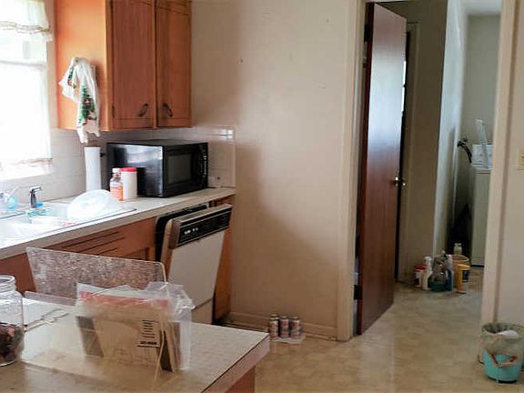 4th image of 832 NE 42nd Ter