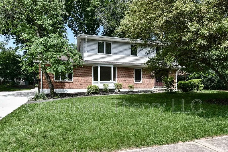 5 bed, 3.5 bath, 1965 sqft, $3,900 — Photo 2