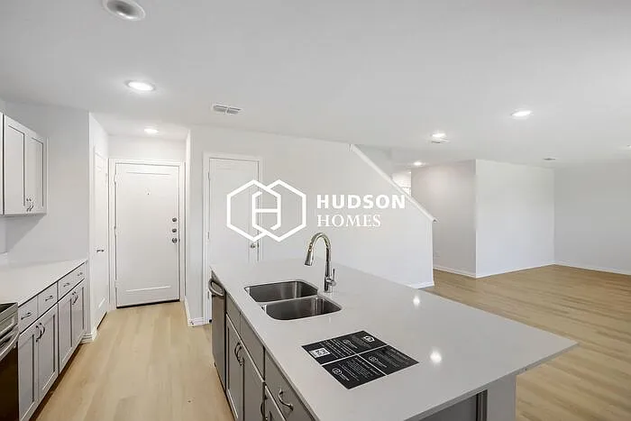 4 bed, 3.0 bath, 1828 sqft, $1,725 — Photo 4