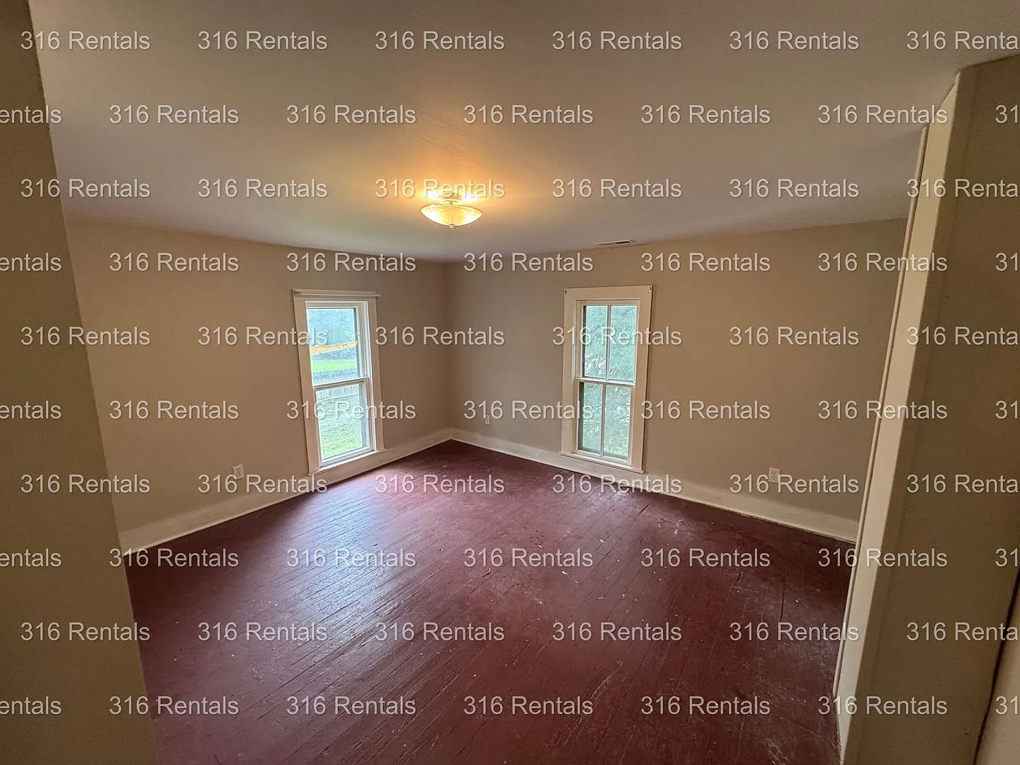 $1249 - 4 bed 1 bath - Single Family Home — Photo 4