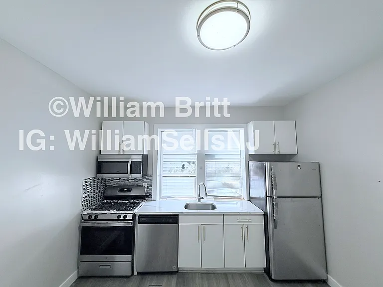 332 61st St #B4 — Photo 2