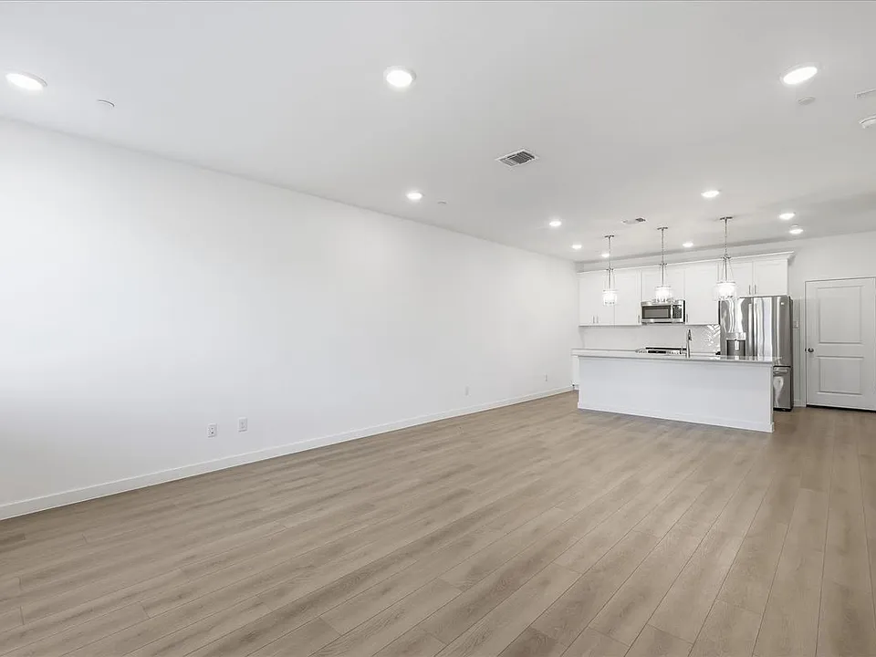 7621 Dakota Dr