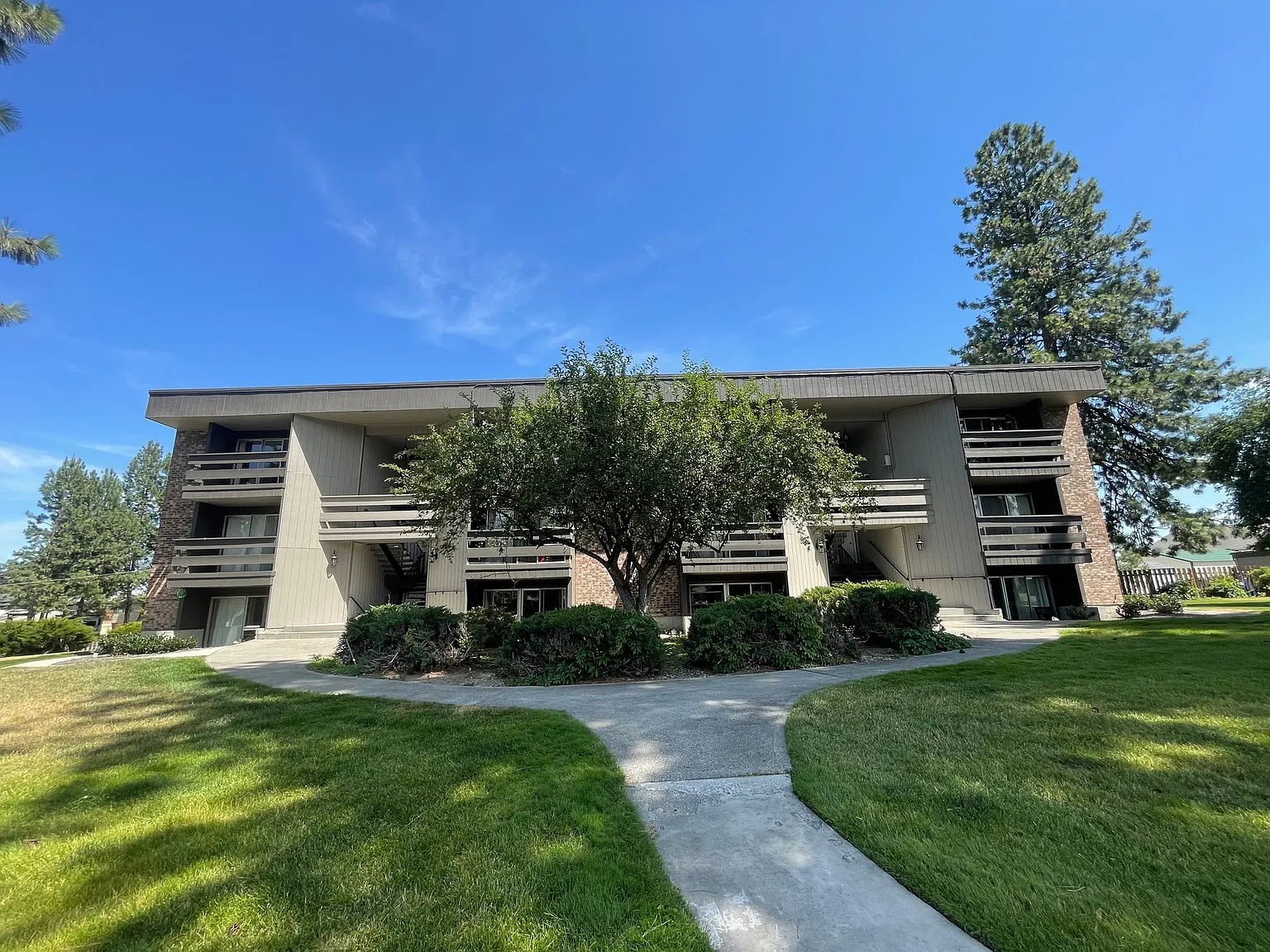 Calispel Apartments — Photo 1