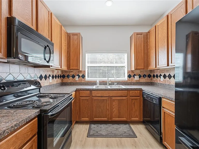 1346 Grantham Dr — Photo 13