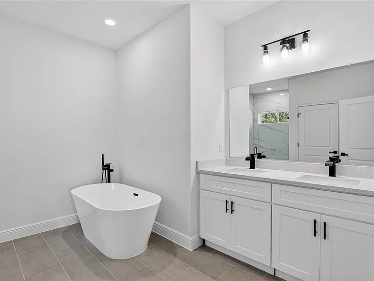 1933 W Oliver Dr — Photo 21
