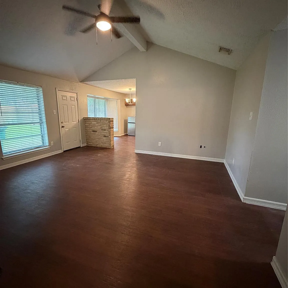 4 bed, 2.0 bath, 1413 sqft, $2,000 — Photo 2