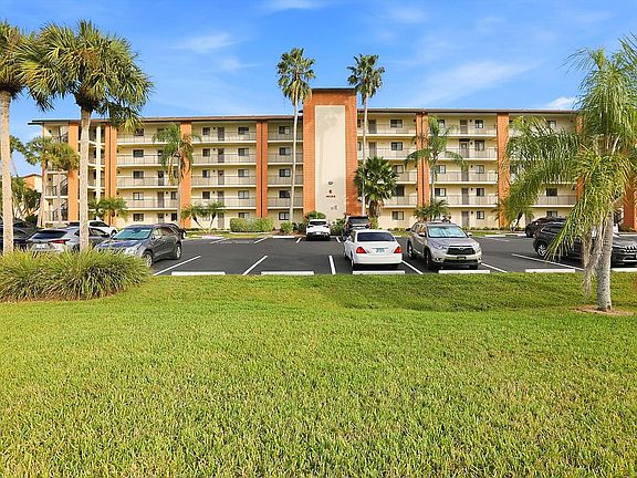 3rd image of 16100 Bay Pointe Blvd #207