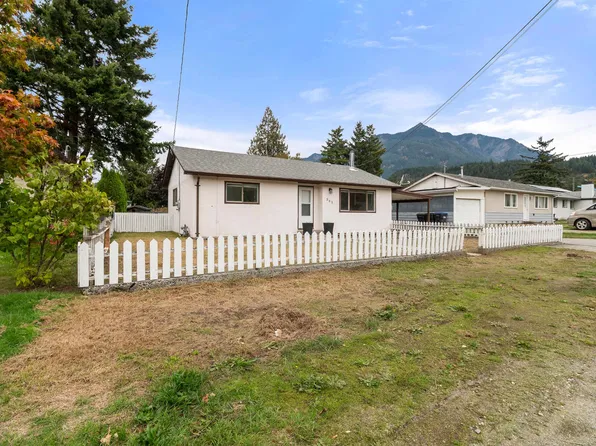 561 Thacker Ave, Hope, BC V0X 1L4