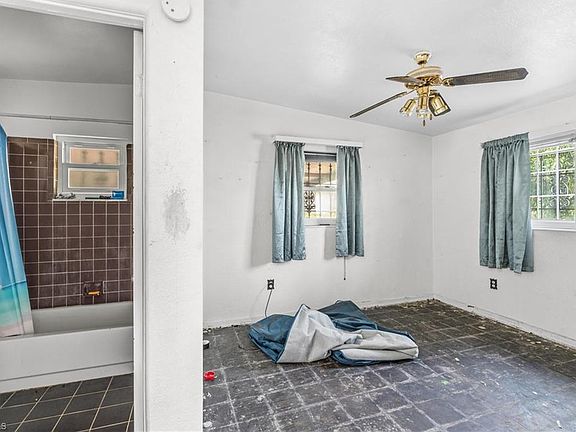 3rd image of 1417 Gardenia AVE