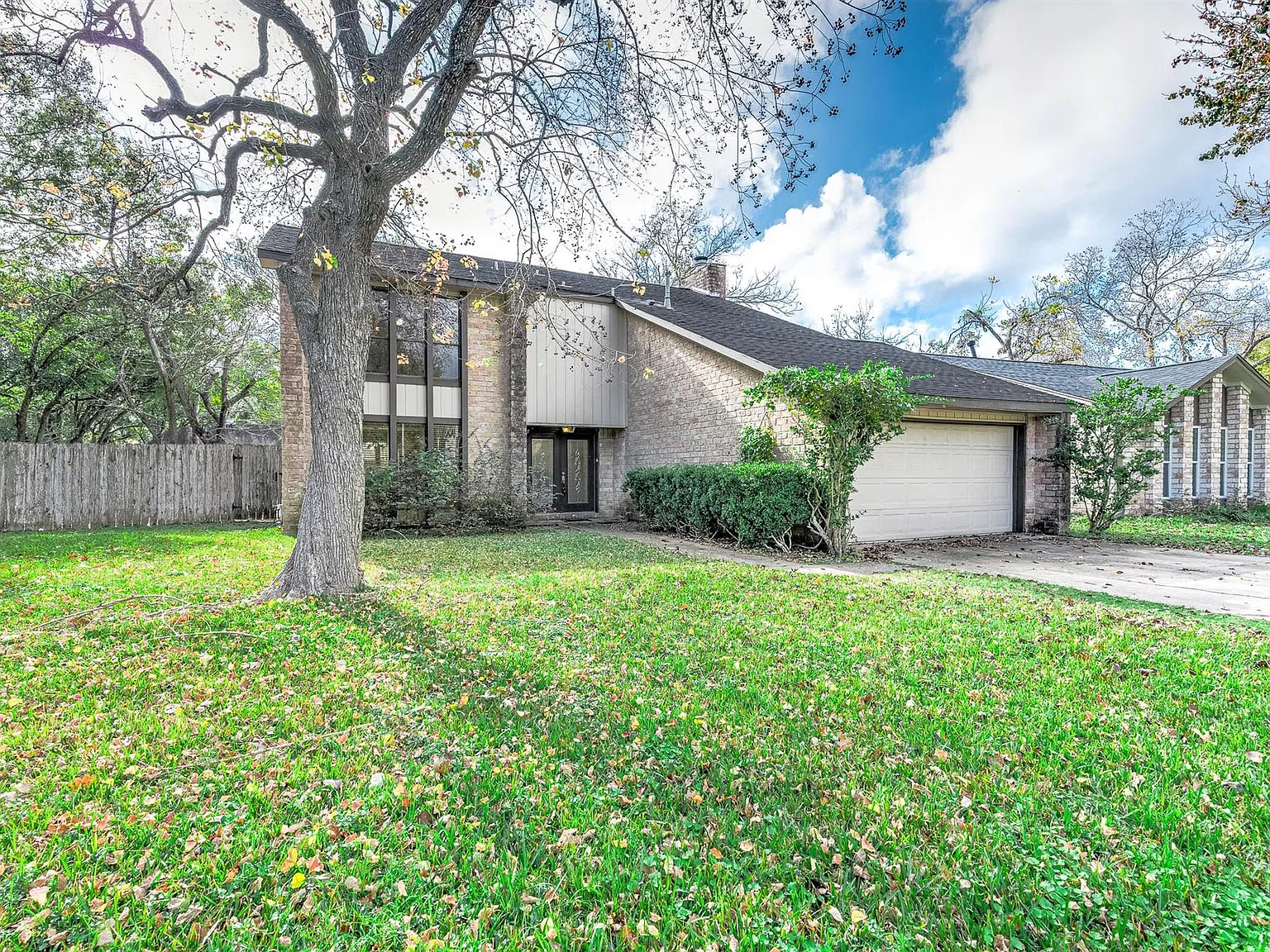 3 bed, 2.5 bath, 2420 sqft, $2,175 — Photo 3